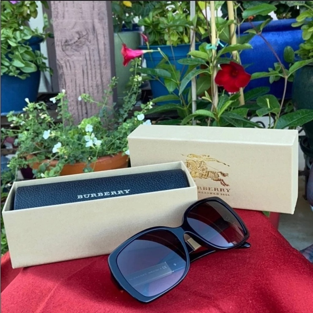 🕶️ New Burberry Iconic Tartan Plaid Sunglasses 🕶️ - Picture 1 of 16